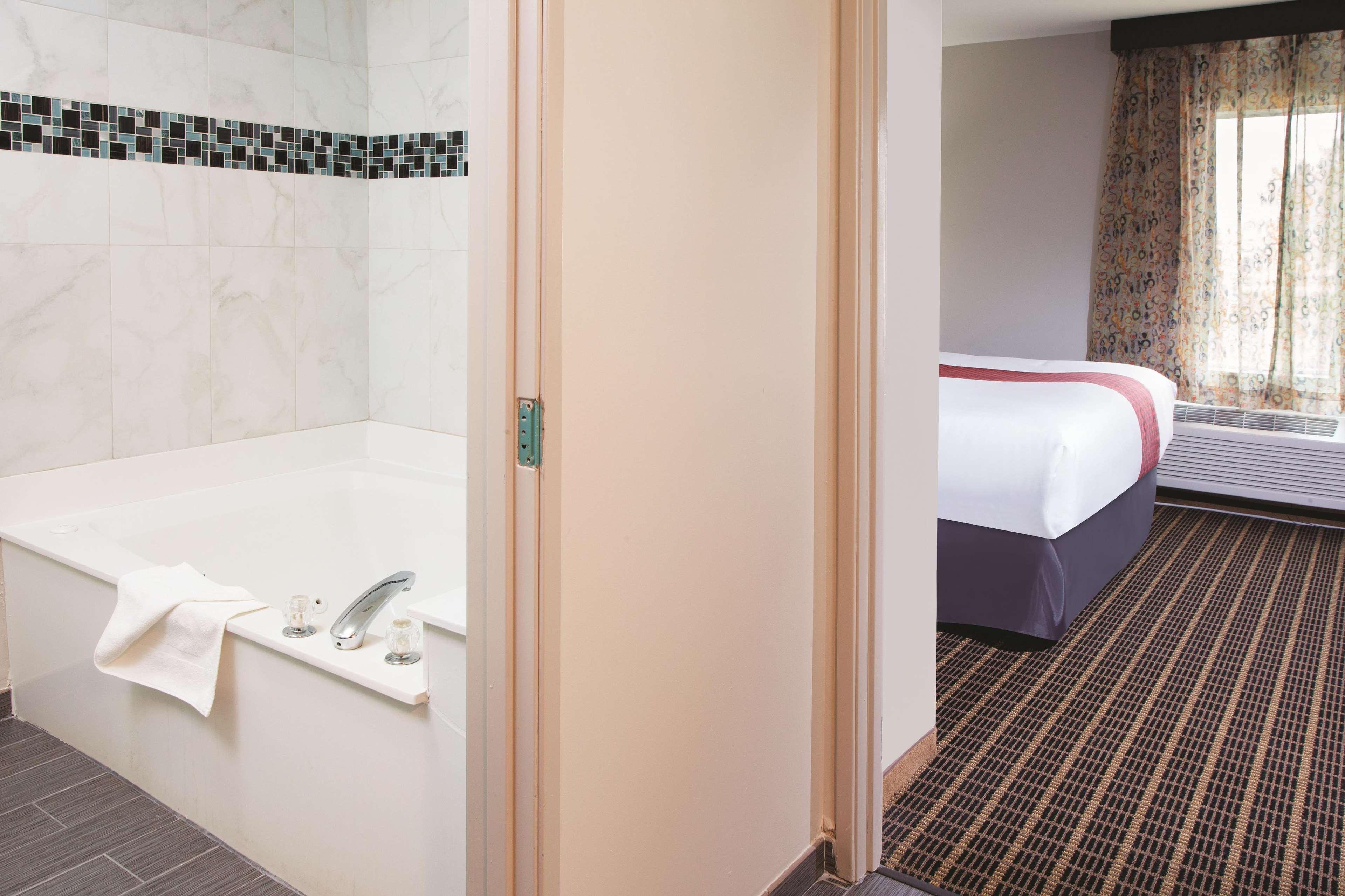 La Quinta By Wyndham Rockford Hotell Exteriör bild