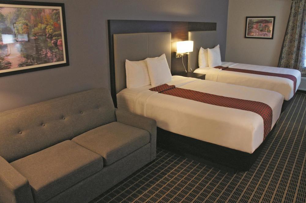 La Quinta By Wyndham Rockford Hotell Exteriör bild